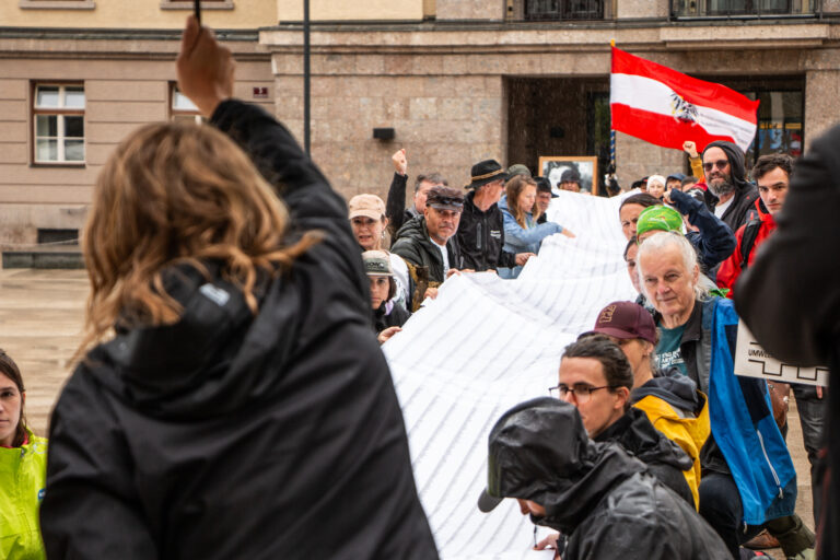 Aktion Stopp Kuanertal Petition 100000 Unterschriften Landhausplatz Mai 2025